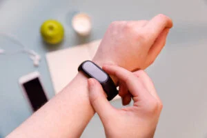 Aktiivisuusranneke naisen kädessä