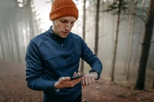 Mies juoksemassa aktiivisuusrannekkeen kanssa