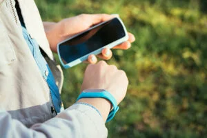 Nainen käyttää aktiivisuusranneketta